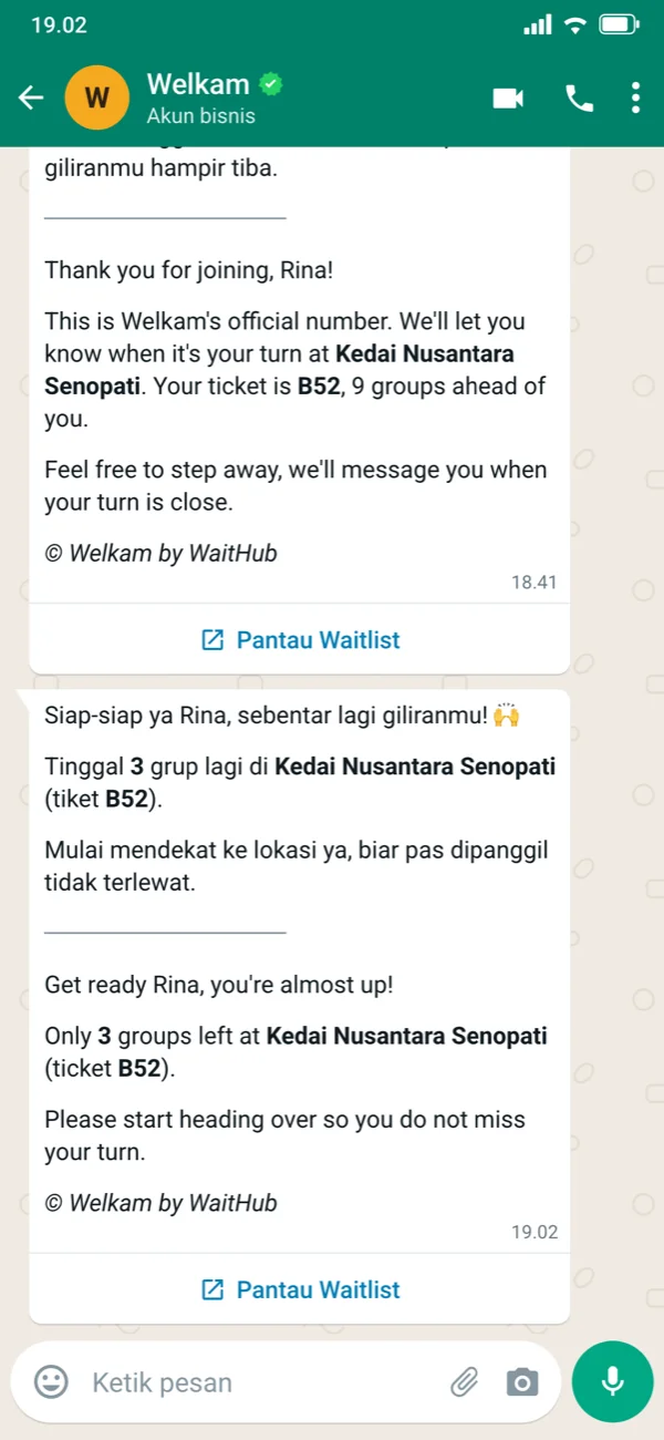 Contoh chat WhatsApp dari Welkam ke tamu: konfirmasi tiket lalu pengingat giliran dengan tombol Pantau Waitlist